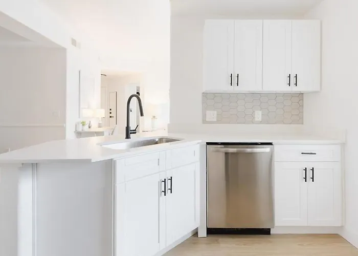 Apartment Landing - Modern With Amazing Amenities *